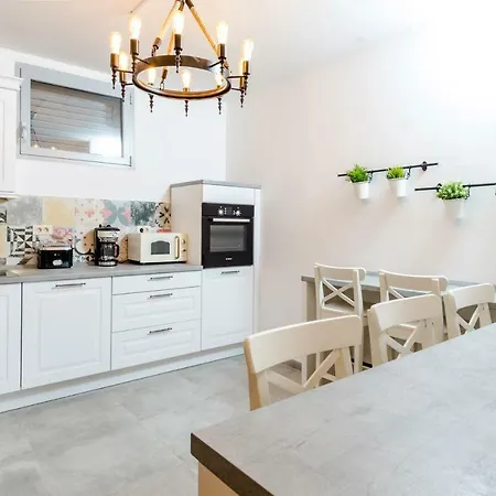 בית הארחה Tajla